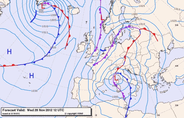 mappa che evidenzia la pressione ed i fronti a livello del mare alle ore 13; si nota il passaggio del fronte freddo (linea blu) proprio sulla Toscana